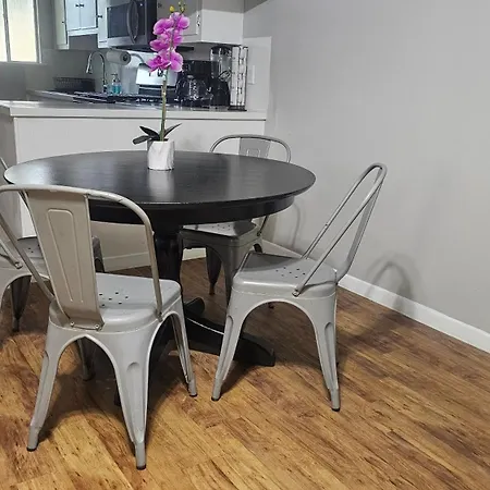 Serene 2Br Hideaway Near Downtown & Airport